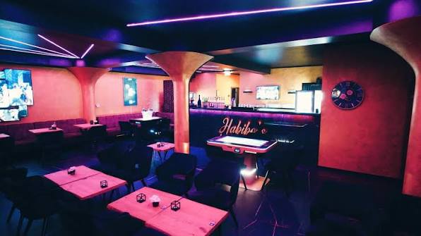 Blick auf die Bar und den vorderen Sitzbereich von Habibo's